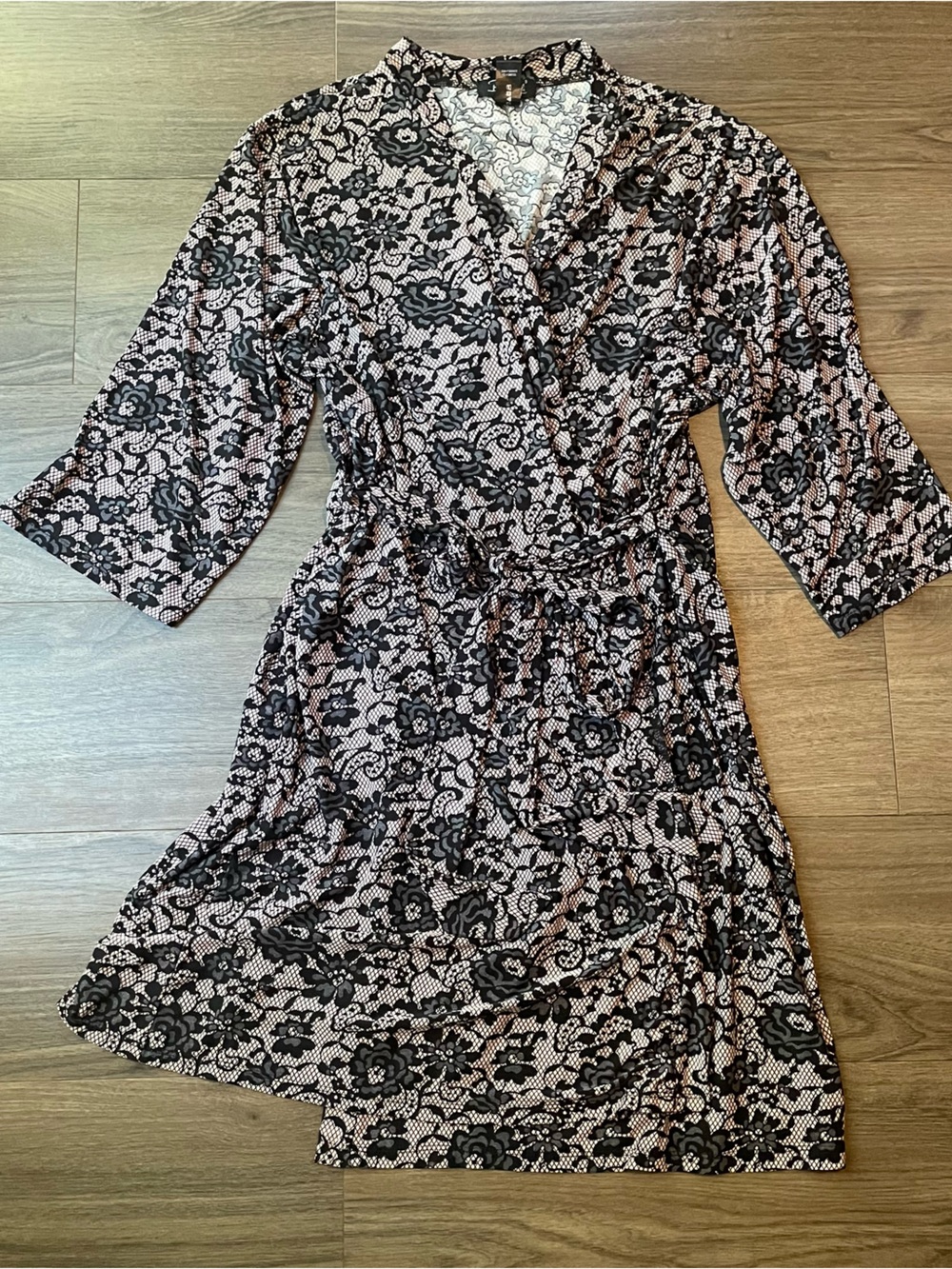 Woman’s Robe Light Pink and Black Floral 1x